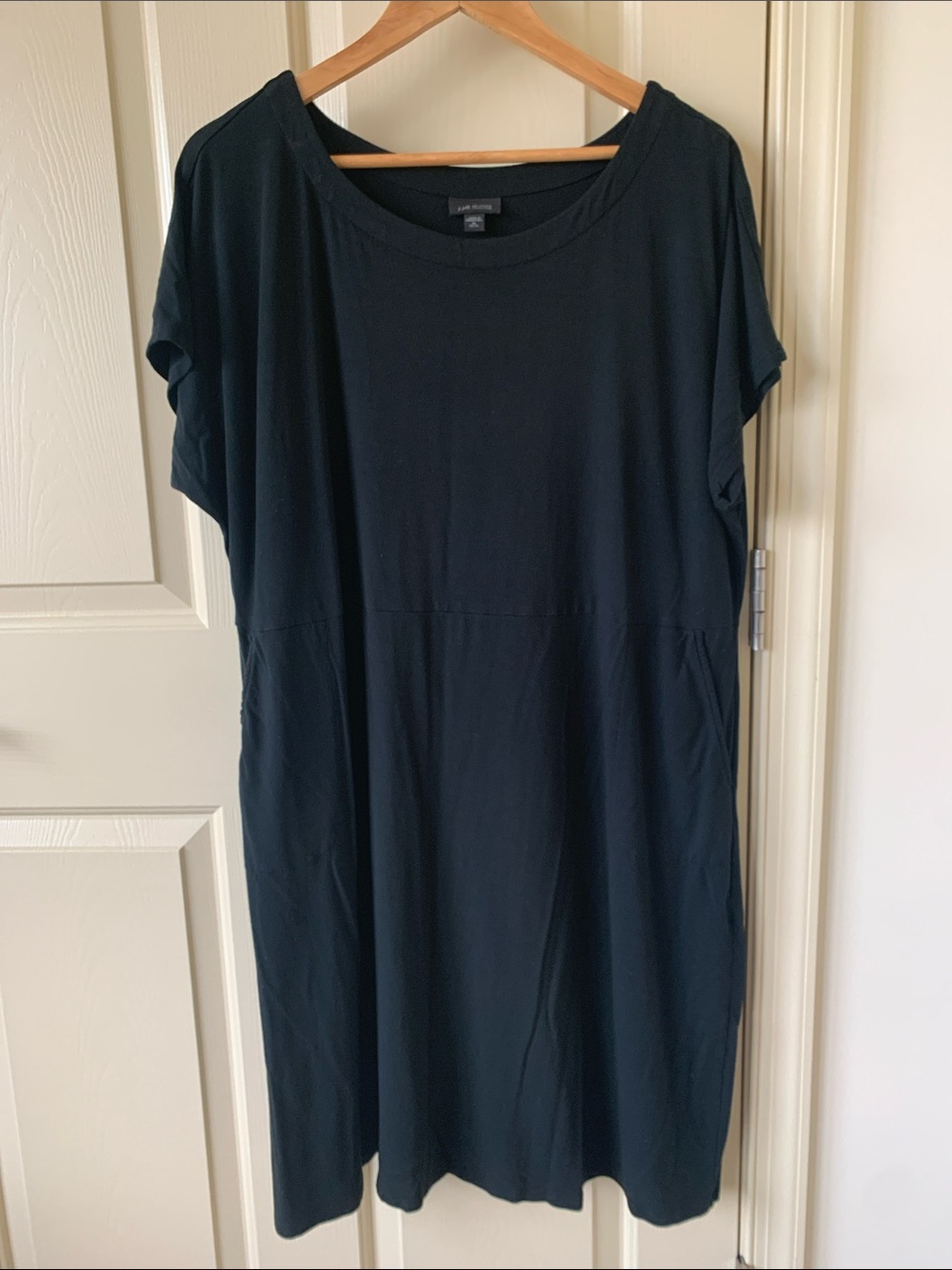 -Black Short Sleeve Midi Dress